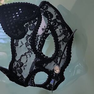Icing. Cat/feline Black Lace Masquerade mask.